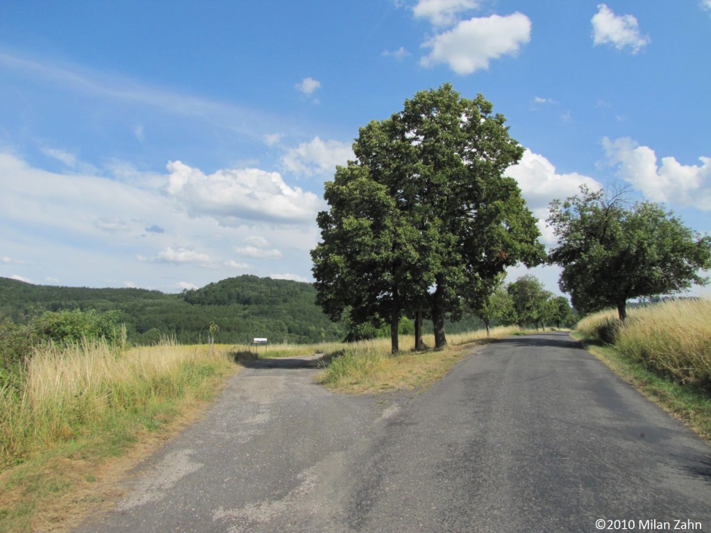 Kříž u rozcestí nad Skryjemi