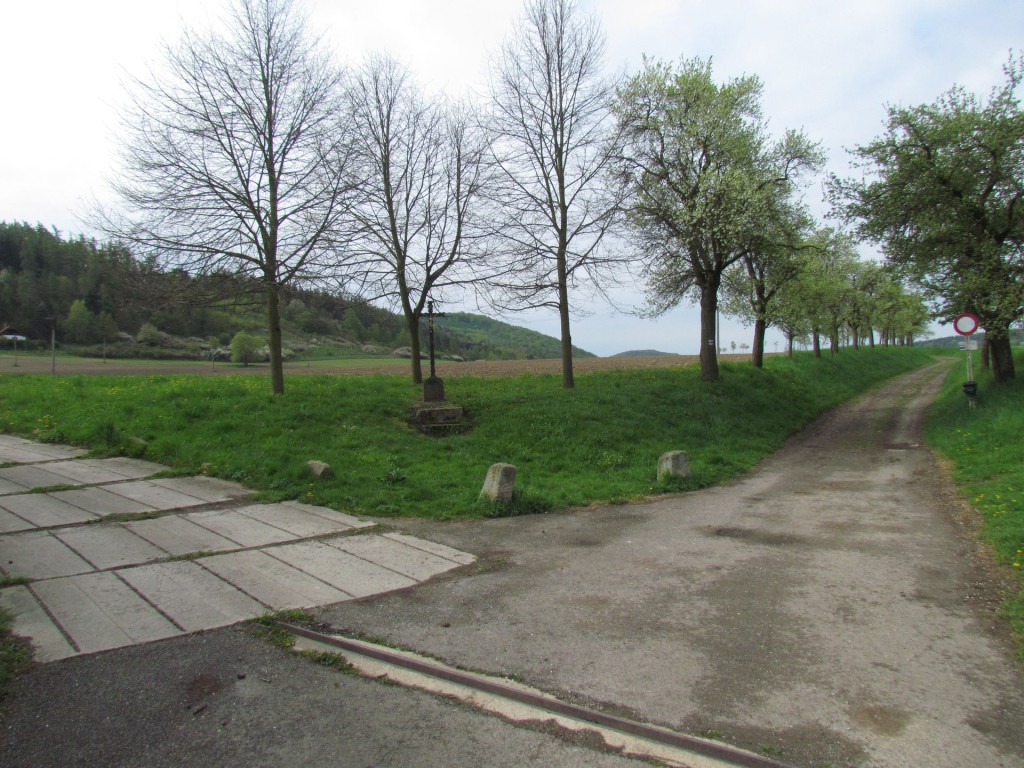 Křížek u cesty za hasičskou zbrojnicí